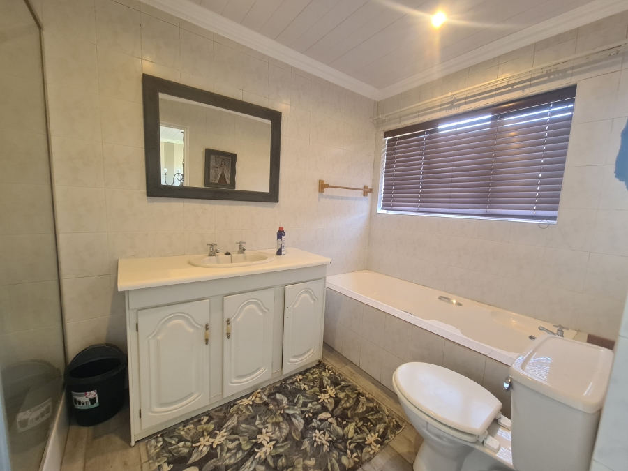 To Let 5 Bedroom Property for Rent in Fraaiuitsig Western Cape